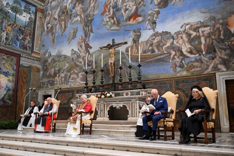 BRITAIN-ROYALS/VATICAN Pope Leo XIV leads an ecumenical prayer with Archbishop of York Stephen Cottrell as Britain's King Charles and Queen Camilla attend, in a historic first joint act of worship between an English monarch and a Pope in 500 years, in the Sistine Chapel, at the Vatican October 23, 2025. Vatican Media/Handout via REUTERS ATTENTION EDITORS – THIS IMAGE WAS PROVIDED BY A THIRD PARTY.