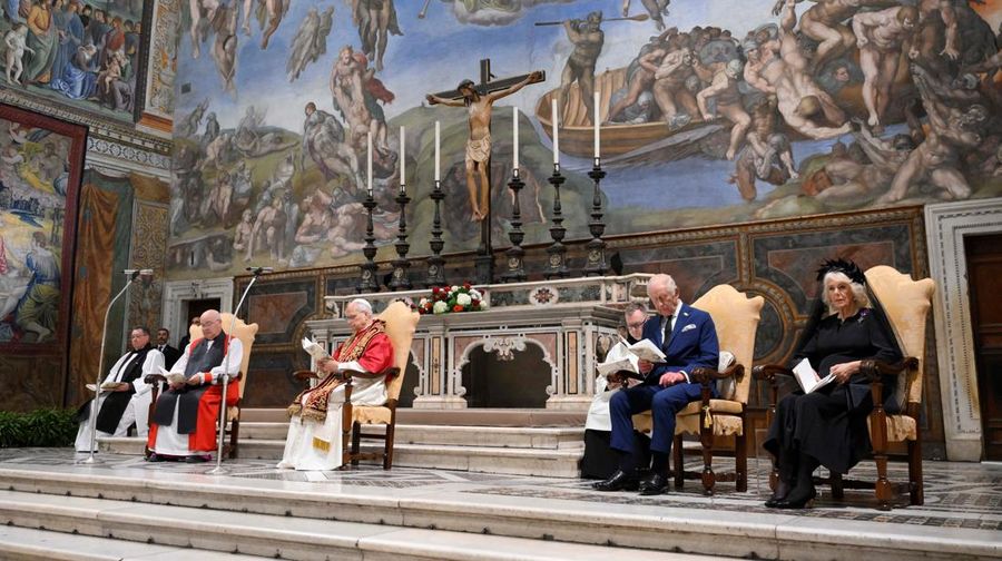 BRITAIN-ROYALS/VATICAN Pope Leo XIV leads an ecumenical prayer with Archbishop of York Stephen Cottrell as Britain's King Charles and Queen Camilla attend, in a historic first joint act of worship between an English monarch and a Pope in 500 years, in the Sistine Chapel, at the Vatican October 23, 2025. Vatican Media/Handout via REUTERS ATTENTION EDITORS – THIS IMAGE WAS PROVIDED BY A THIRD PARTY.