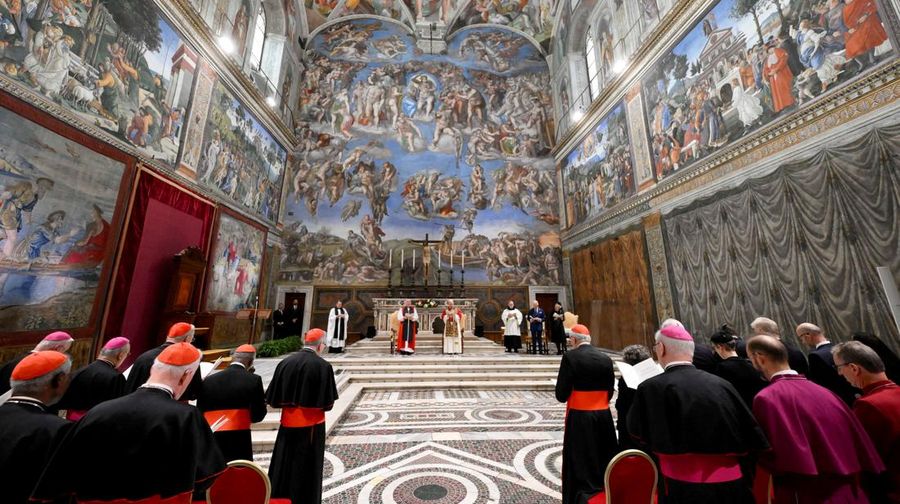BRITAIN-ROYALS/VATICAN Pope Leo XIV leads an ecumenical prayer with Archbishop of York Stephen Cottrell as Britain's King Charles and Queen Camilla attend, in a historic first joint act of worship between an English monarch and a Pope in 500 years, in the Sistine Chapel, at the Vatican October 23, 2025. Vatican Media/Handout via REUTERS ATTENTION EDITORS – THIS IMAGE WAS PROVIDED BY A THIRD PARTY.