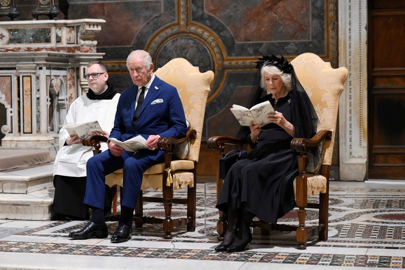 BRITAIN-ROYALS/VATICAN Pope Leo XIV leads an ecumenical prayer with Archbishop of York Stephen Cottrell as Britain's King Charles and Queen Camilla attend, in a historic first joint act of worship between an English monarch and a Pope in 500 years, in the Sistine Chapel, at the Vatican October 23, 2025. Vatican Media/Handout via REUTERS ATTENTION EDITORS – THIS IMAGE WAS PROVIDED BY A THIRD PARTY.