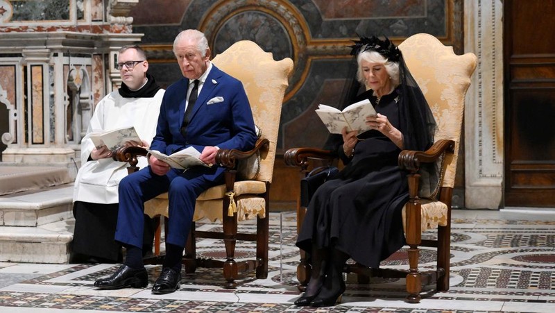 Pope Leo XIV leads an ecumenical prayer with Archbishop of York Stephen Cottrell as Britain's King Charles and Queen Camilla attend, in a historic first joint act of worship between an English monarch and a Pope in 500 years, in the Sistine Chapel, at the Vatican October 23, 2025. Vatican Media/Handout via REUTERS ATTENTION EDITORS – THIS IMAGE WAS PROVIDED BY A THIRD PARTY.