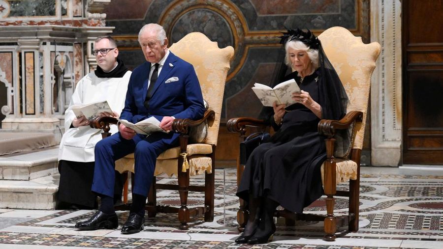 BRITAIN-ROYALS/VATICAN Pope Leo XIV leads an ecumenical prayer with Archbishop of York Stephen Cottrell as Britain's King Charles and Queen Camilla attend, in a historic first joint act of worship between an English monarch and a Pope in 500 years, in the Sistine Chapel, at the Vatican October 23, 2025. Vatican Media/Handout via REUTERS ATTENTION EDITORS – THIS IMAGE WAS PROVIDED BY A THIRD PARTY.