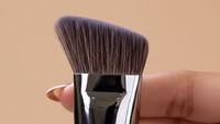 Kenapa Foundation Pakai Kuas Bisa Streaky? Ini Teknik yang Sering Terlewat