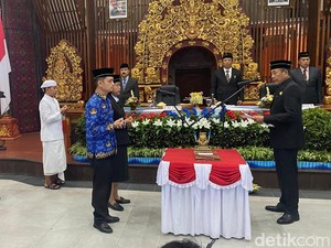 Gus Par Lantik 10 Pejabat Baru Pemkab Karangasem, Ini Daftarnya