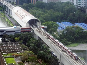 Video: LRT Jabodebek Gangguan, Penumpang Jalan Kaki di Lintasan