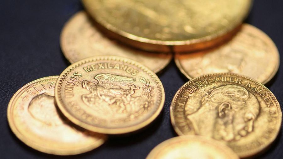 Gold coins are pictured at the local shop of goldsmith Axel Harbaum-Neuhaus in Bonn, Germany, October 21, 2025, as gold prices rise and many trade in their golden possessions. REUTERS/Jana Rodenbusch/Ilustrasi