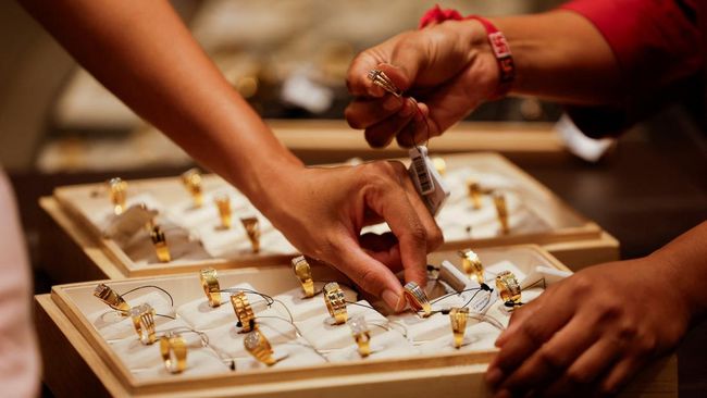 Harga Emas Diramal Masih Terbang Tahun Depan, Ini Alasannya
