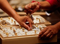 Harga Emas Diramal Masih Terbang Tahun Depan, Ini Alasannya