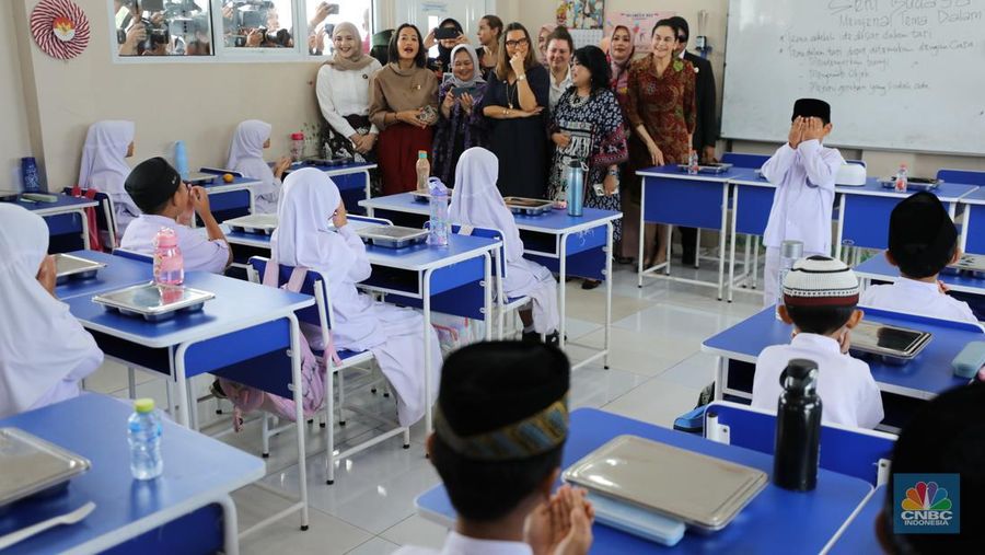 Ibu Negara Brasil, Janja Lula da Silva, melakukan kunjungan ke Satuan Pelayanan Pemenuhan Gizi ( SPPG ) Halim 02 dan Sekolah Dasar (SD) Angkasa 05 Halim, Jakarta, Jumat (24/10/2025). Ibu Negara meninjau langsung pelaksanaan program Makan Bergizi Gratis (MBG). (CNBC Indonesia/Tri Susilo) Ibu Negara Brasil, Janja Lula da Silva, melakukan kunjungan ke Satuan Pelayanan Pemenuhan Gizi ( SPPG ) Halim 02 dan Sekolah Dasar (SD) Angkasa 05 Halim, Jakarta, Jumat (24/10/2025). Ibu Negara meninjau langsung pelaksanaan program Makan Bergizi Gratis (MBG). (CNBC Indonesia/Tri Susilo)