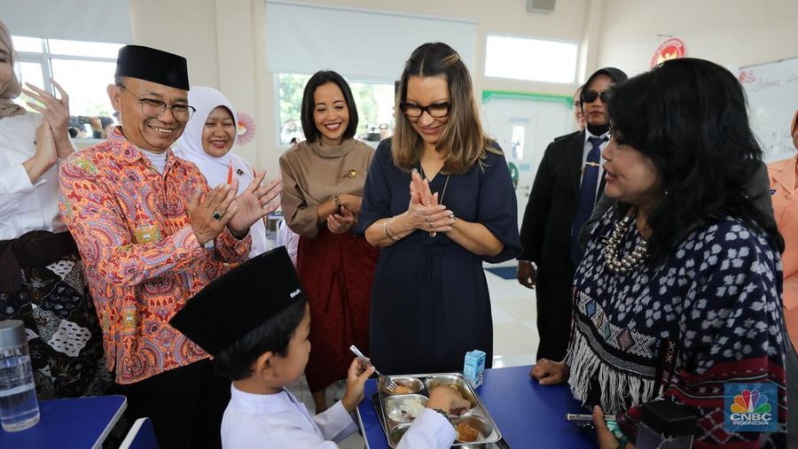Ibu Negara Brasil, Janja Lula da Silva, melakukan kunjungan ke Satuan Pelayanan Pemenuhan Gizi ( SPPG ) Halim 02 dan Sekolah Dasar (SD) Angkasa 05 Halim, Jakarta, Jumat (24/10/2025). Ibu Negara meninjau langsung pelaksanaan program Makan Bergizi Gratis (MBG). (CNBC Indonesia/Tri Susilo) Ibu Negara Brasil, Janja Lula da Silva, melakukan kunjungan ke Satuan Pelayanan Pemenuhan Gizi ( SPPG ) Halim 02 dan Sekolah Dasar (SD) Angkasa 05 Halim, Jakarta, Jumat (24/10/2025). Ibu Negara meninjau langsung pelaksanaan program Makan Bergizi Gratis (MBG). (CNBC Indonesia/Tri Susilo)