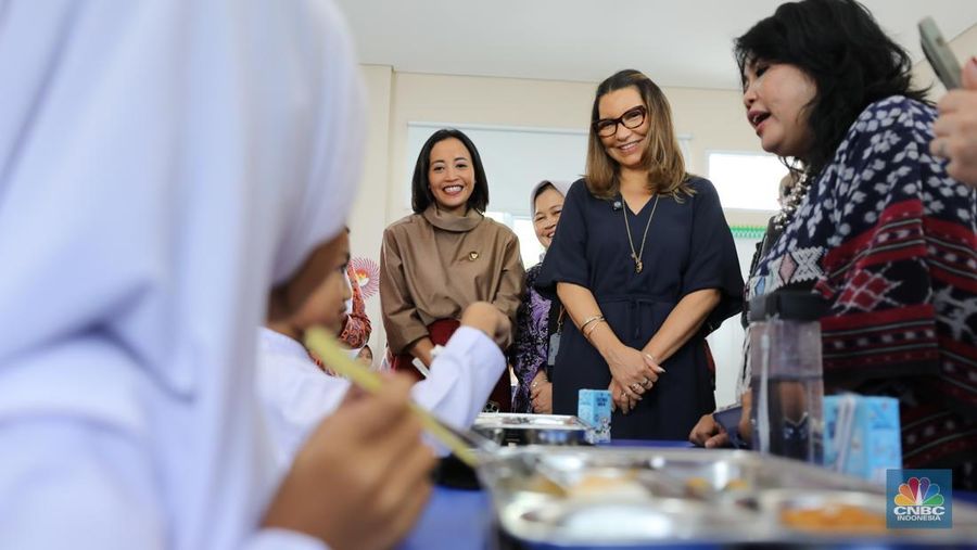 Ibu Negara Brasil, Janja Lula da Silva, melakukan kunjungan ke Satuan Pelayanan Pemenuhan Gizi ( SPPG ) Halim 02 dan Sekolah Dasar (SD) Angkasa 05 Halim, Jakarta, Jumat (24/10/2025). Ibu Negara meninjau langsung pelaksanaan program Makan Bergizi Gratis (MBG). (CNBC Indonesia/Tri Susilo) Ibu Negara Brasil, Janja Lula da Silva, melakukan kunjungan ke Satuan Pelayanan Pemenuhan Gizi ( SPPG ) Halim 02 dan Sekolah Dasar (SD) Angkasa 05 Halim, Jakarta, Jumat (24/10/2025). Ibu Negara meninjau langsung pelaksanaan program Makan Bergizi Gratis (MBG). (CNBC Indonesia/Tri Susilo)