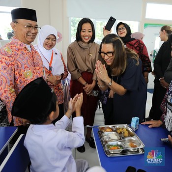 Detik-Detik Pesawat Kargo Jatuh & Ibu Negara Brasil Lihat Program MBG