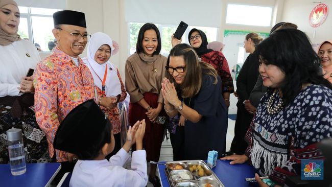 Momen Terpukau Ibu Negara Brasil Tinjau Langsung MBG di Halim