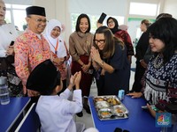Momen Terpukau Ibu Negara Brasil Tinjau Langsung MBG di Halim