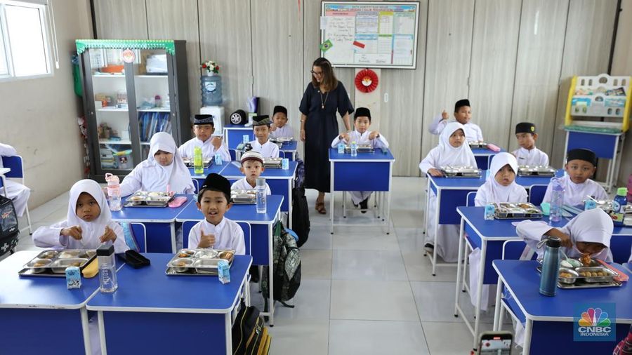 Ibu Negara Brasil, Janja Lula da Silva, melakukan kunjungan ke Satuan Pelayanan Pemenuhan Gizi ( SPPG ) Halim 02 dan Sekolah Dasar (SD) Angkasa 05 Halim, Jakarta, Jumat (24/10/2025). Ibu Negara meninjau langsung pelaksanaan program Makan Bergizi Gratis (MBG). (CNBC Indonesia/Tri Susilo)