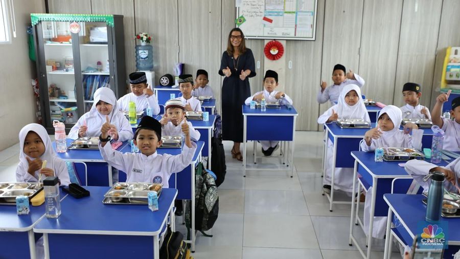 Ibu Negara Brasil, Janja Lula da Silva, melakukan kunjungan ke Satuan Pelayanan Pemenuhan Gizi ( SPPG ) Halim 02 dan Sekolah Dasar (SD) Angkasa 05 Halim, Jakarta, Jumat (24/10/2025). Ibu Negara meninjau langsung pelaksanaan program Makan Bergizi Gratis (MBG). (CNBC Indonesia/Tri Susilo) Ibu Negara Brasil, Janja Lula da Silva, melakukan kunjungan ke Satuan Pelayanan Pemenuhan Gizi ( SPPG ) Halim 02 dan Sekolah Dasar (SD) Angkasa 05 Halim, Jakarta, Jumat (24/10/2025). Ibu Negara meninjau langsung pelaksanaan program Makan Bergizi Gratis (MBG). (CNBC Indonesia/Tri Susilo)