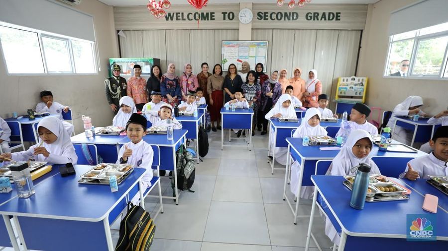Ibu Negara Brasil, Janja Lula da Silva, melakukan kunjungan ke Satuan Pelayanan Pemenuhan Gizi ( SPPG ) Halim 02 dan Sekolah Dasar (SD) Angkasa 05 Halim, Jakarta, Jumat (24/10/2025). Ibu Negara meninjau langsung pelaksanaan program Makan Bergizi Gratis (MBG). (CNBC Indonesia/Tri Susilo)