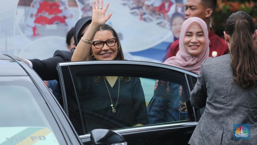 Ibu Negara Brasil, Janja Lula da Silva, melakukan kunjungan ke Satuan Pelayanan Pemenuhan Gizi ( SPPG ) Halim 02 dan Sekolah Dasar (SD) Angkasa 05 Halim, Jakarta, Jumat (24/10/2025). Ibu Negara meninjau langsung pelaksanaan program Makan Bergizi Gratis (MBG). (CNBC Indonesia/Tri Susilo)