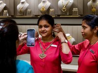 Fenomena Baru Pusat Emas Bumi: Perhiasan 'Dibuang'-Semua Cari Batangan