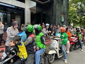 Jumat Peduli, 13 Polres Jajaran Polda Metro Salurkan Ratusan Sembako ke Ojol