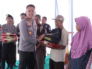 Program Jumat Berkah Polres Banyuasin Membantu Warga Sekitar
