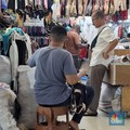 Gebrakan Purbaya Bikin Pedagang Baju Bekas Pasar Senen Resah, Kenapa?