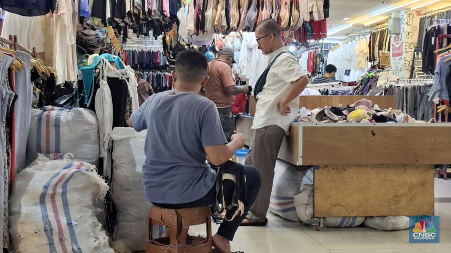 Kondisi Sentra Penjualan Pakaian Bekas di Pasar Senen, Jakarta Pusat, Jumat (24/10/2025). (CNBC Indonesia/Chandra Dwi Prananta)