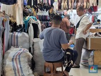Gebrakan Purbaya Bikin Pedagang Baju Bekas Pasar Senen Resah, Kenapa?