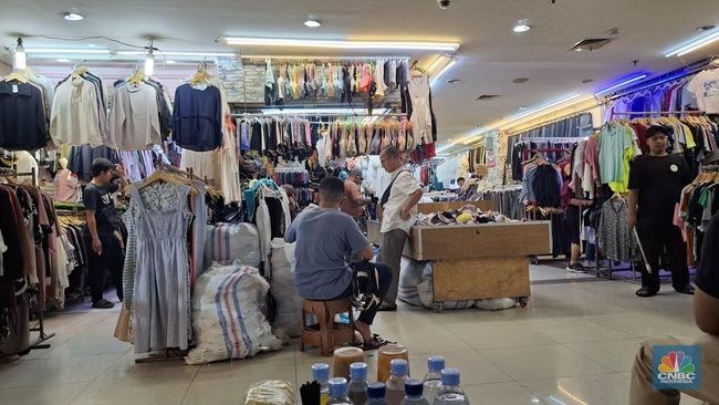 Mau Disikat Purbaya, Begini Aksi Mafia Pakaian Bekas Impor di RI