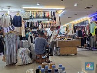 Mau Disikat Purbaya, Begini Aksi Mafia Pakaian Bekas Impor di RI