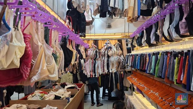 Duh! Pedagang Baju Bekas Pasar Senen Ogah Jualan Produk Tekstil Lokal