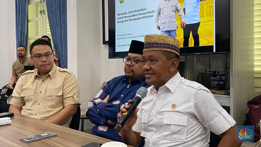Menteri Energi dan Sumber Daya Mineral (ESDM), Bahlil Lahadalia saat ditemui di Istana Negara, Jumat (24/10/2025). (CNBC Indonesia/Emir Yanwardhana)