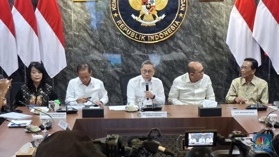 Menteri Koordinator (Menko) Bidang Pangan, Zulkifli Hasan atau Zulhas, bersama CEO Danantara Rosan Roeslani, Menteri Lingkungan Hidup Hanif Faisol, dan beberapa kepala daerah dalam konferensi pers setelah rakortas di Gedung Kemenko Pangan, Jumat (24/10/2025). (CNBC Indonesia/Chandra Dwi Pranata)