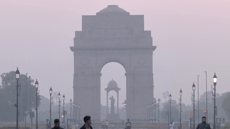 New Delhi kembali diselimuti kabut asap tebal setelah perayaan Diwali, dengan peningkatan tajam kunjungan ke rumah sakit darurat. New Delhi kembali diselimuti kabut asap tebal setelah perayaan Diwali, dengan peningkatan tajam kunjungan ke rumah sakit darurat. (Tangkapan Layar Video Reuters/ANI)