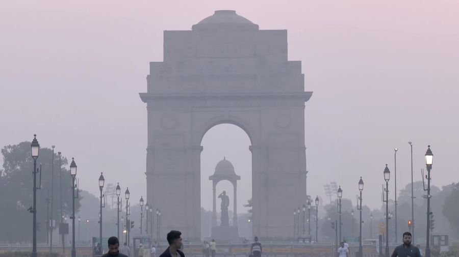 New Delhi kembali diselimuti kabut asap tebal setelah perayaan Diwali, dengan peningkatan tajam kunjungan ke rumah sakit darurat. New Delhi kembali diselimuti kabut asap tebal setelah perayaan Diwali, dengan peningkatan tajam kunjungan ke rumah sakit darurat. (Tangkapan Layar Video Reuters/ANI)