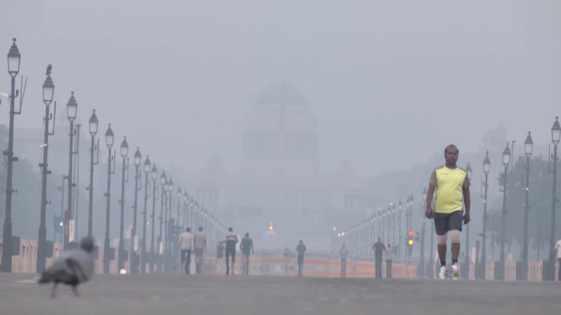 New Delhi kembali diselimuti kabut asap tebal setelah perayaan Diwali, dengan peningkatan tajam kunjungan ke rumah sakit darurat. New Delhi kembali diselimuti kabut asap tebal setelah perayaan Diwali, dengan peningkatan tajam kunjungan ke rumah sakit darurat. (Tangkapan Layar Video Reuters/ANI)