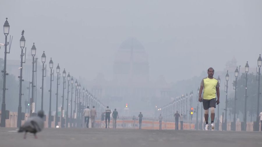 New Delhi kembali diselimuti kabut asap tebal setelah perayaan Diwali, dengan peningkatan tajam kunjungan ke rumah sakit darurat. New Delhi kembali diselimuti kabut asap tebal setelah perayaan Diwali, dengan peningkatan tajam kunjungan ke rumah sakit darurat. (Tangkapan Layar Video Reuters/ANI)
