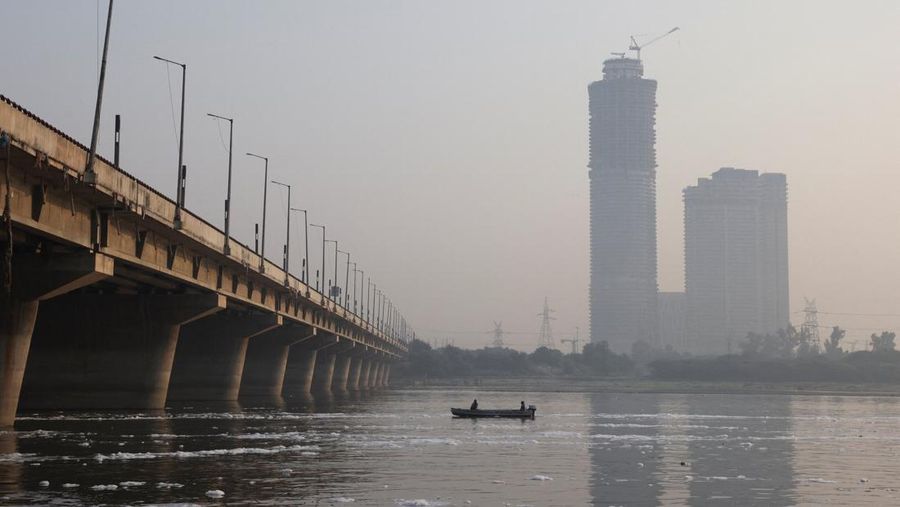 New Delhi kembali diselimuti kabut asap tebal setelah perayaan Diwali, dengan peningkatan tajam kunjungan ke rumah sakit darurat. New Delhi kembali diselimuti kabut asap tebal setelah perayaan Diwali, dengan peningkatan tajam kunjungan ke rumah sakit darurat. (Tangkapan Layar Video Reuters/ANI)