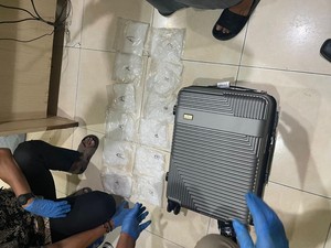 Detik-detik BNN Tangkap Pengedar Sabu 2 Kg Dalam Koper di Bandara Haluoleo