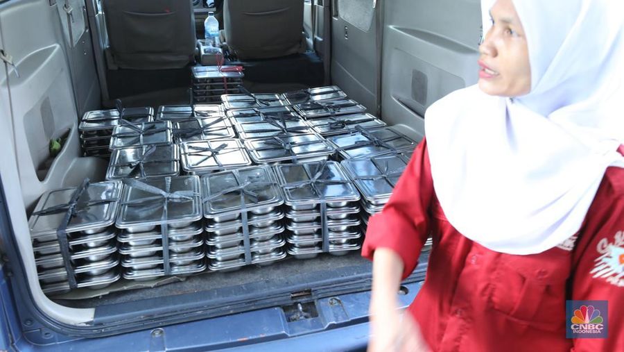 Petugas sekolah melalukan pembagian program (MBG) di Sekolah Dasar (SD) Angkasa 05 Halim, Jakarta, Jumat (24/10/2025). (CNBC Indonesia/Tri Susilo)