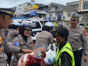 Polda Babel Bagikan Hasil Ketahanan Pangan-Sembako ke Ojol hingga Jukir