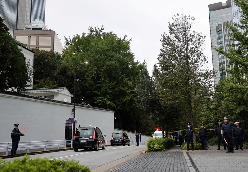 Polisi berjaga di depan garis polisi, dekat kedutaan AS di Tokyo, Jepang, 24 Oktober 2025. Polisi berjaga di depan garis polisi, dekat kedutaan AS di Tokyo, Jepang, 24 Oktober 2025. (REUTERS/Kim Kyung-Hoon)