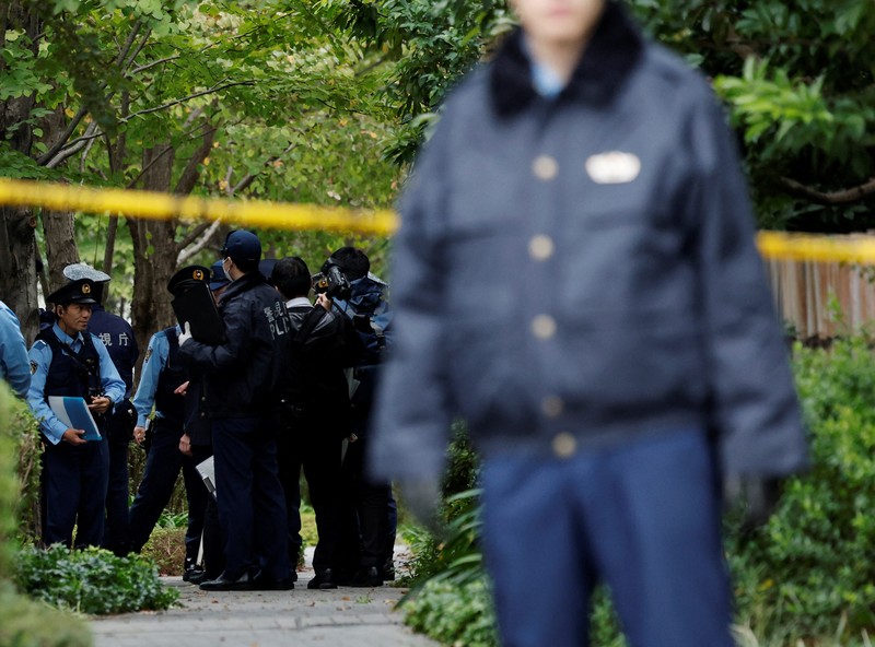 Polisi berjaga di depan garis polisi, dekat kedutaan AS di Tokyo, Jepang, 24 Oktober 2025. Polisi berjaga di depan garis polisi, dekat kedutaan AS di Tokyo, Jepang, 24 Oktober 2025. (REUTERS/Kim Kyung-Hoon)