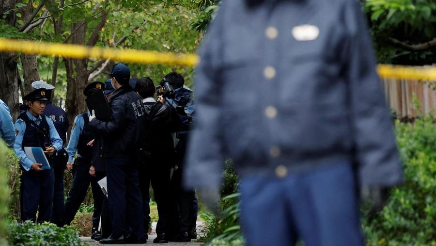 Polisi berjaga di depan garis polisi, dekat kedutaan AS di Tokyo, Jepang, 24 Oktober 2025. (REUTERS/Kim Kyung-Hoon)