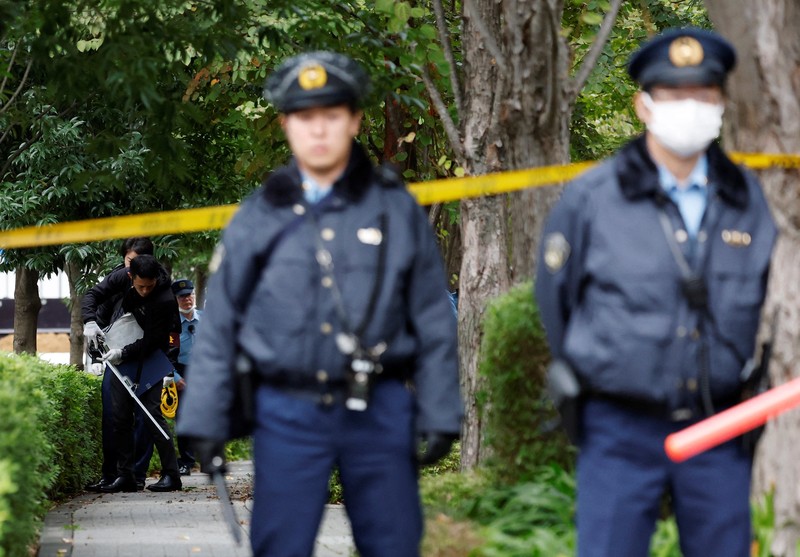 Polisi berjaga di depan garis polisi, dekat kedutaan AS di Tokyo, Jepang, 24 Oktober 2025. Polisi berjaga di depan garis polisi, dekat kedutaan AS di Tokyo, Jepang, 24 Oktober 2025. (REUTERS/Kim Kyung-Hoon)