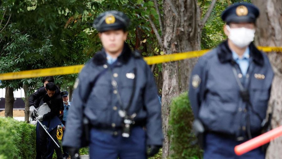 Polisi berjaga di depan garis polisi, dekat kedutaan AS di Tokyo, Jepang, 24 Oktober 2025. Polisi berjaga di depan garis polisi, dekat kedutaan AS di Tokyo, Jepang, 24 Oktober 2025. (REUTERS/Kim Kyung-Hoon)