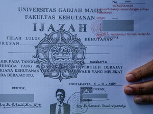 Video: Roy Suryo Pamerkan Salinan Ijazah Jokowi dari KPU RI