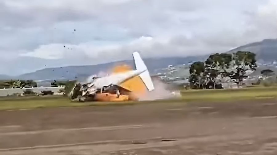 Sebuah pesawat jatuh tak lama setelah lepas landas dari Bandara Paramillo Venezuela pada tanggal 22 Oktober, menewaskan dua pilot di dalamnya. (Instagram/TrtWord)