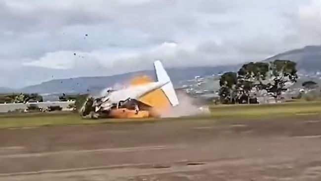 Pesawat Meledak Kobarkan Api Besar, 2 Orang Tewas Di Tempat