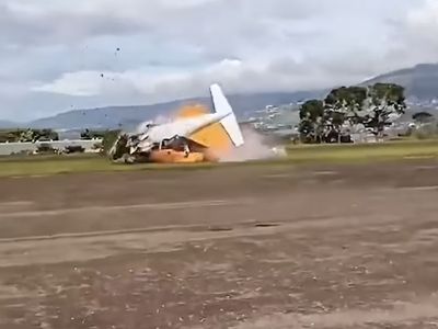 Pesawat Meledak Kobarkan Api Besar, 2 Orang Tewas Di Tempat
